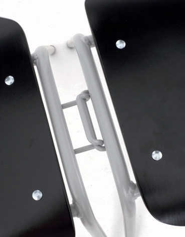 Sièges fixés entre eux